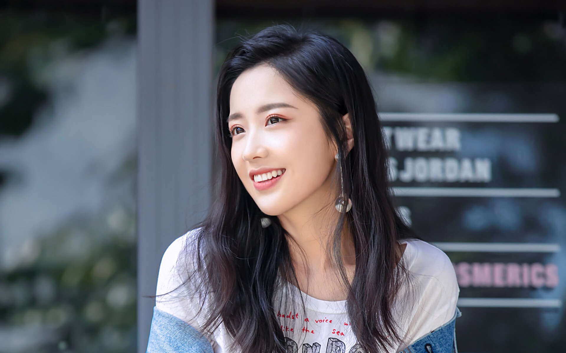 银箭的阴影下—索伯与雷诺的缠斗，诺里斯划破雨幕的闪电