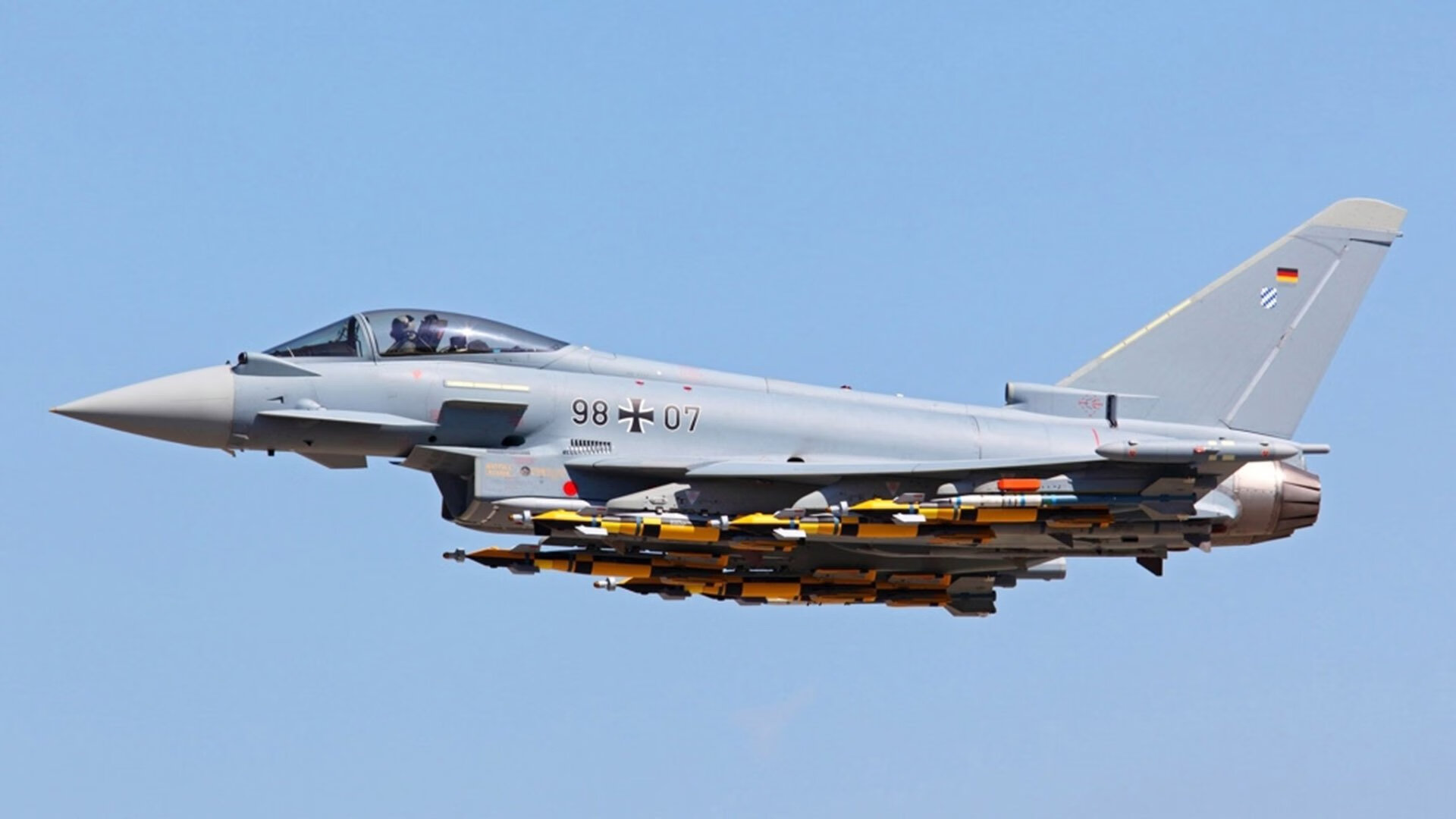 北欧巨人降临绿茵战场，哈兰德攻防两端统治丹麦狂飙突进